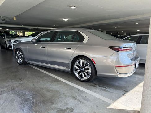 Used 2023 BMW i7 xDrive60 w/ Executive Package 2 AWD/4WD image 3