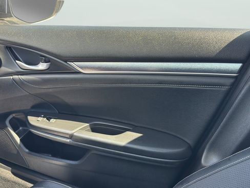 Used 2018 Honda Civic Touring image 17