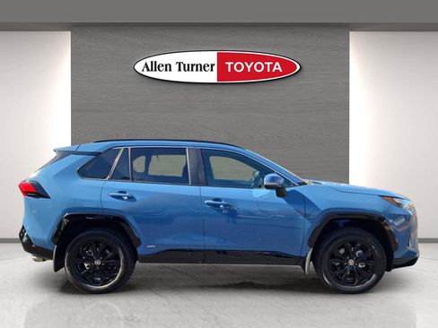 Used 2025 Toyota RAV4 SE image 5