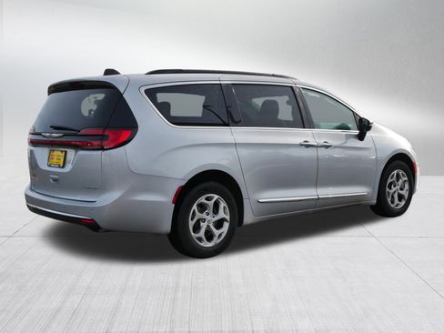 Used 2023 Chrysler Pacifica Limited image 7