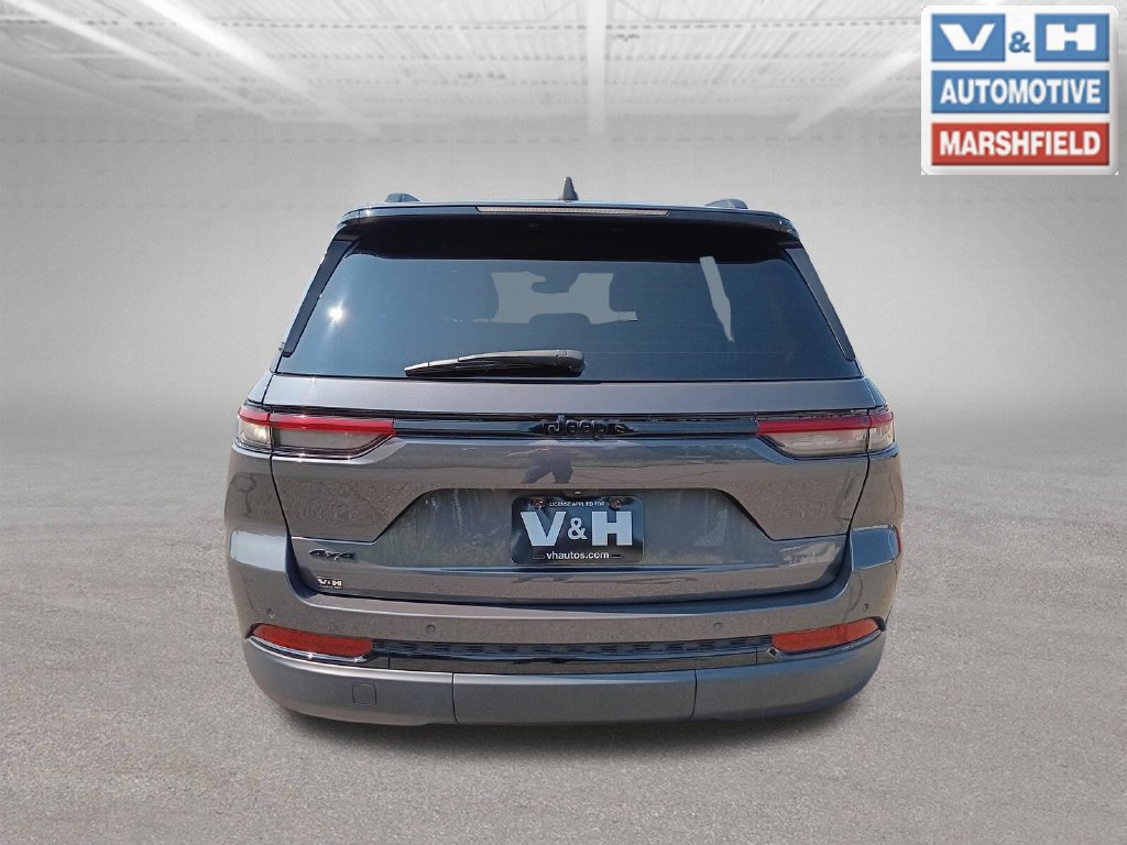 Used 2023 Jeep Grand Cherokee Altitude AWD/4WD image 5