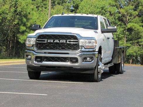 Used 2022 RAM 3500 Tradesman w/ Chrome Appearance Group AWD/4WD image 8