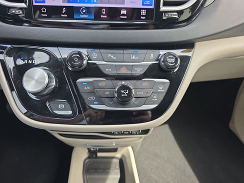 Used 2023 Chrysler Pacifica Touring-L image 26