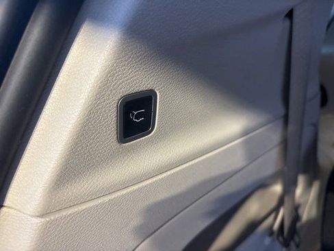 Used 2023 Chrysler Pacifica Touring-L image 34