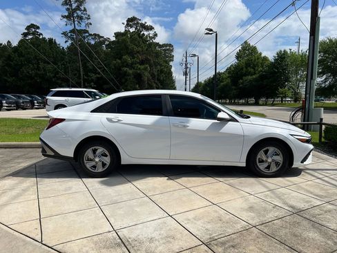Certified 2025 Hyundai Elantra SE FWD image 4