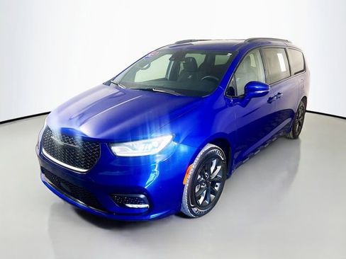 Used 2021 Chrysler Pacifica Touring w/ Uconnect Theater Family Group FWD image 4