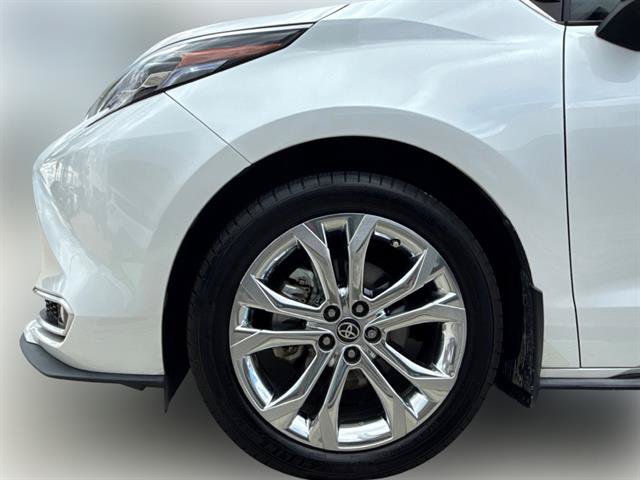 Used 2024 Toyota Sienna Platinum FWD image 4