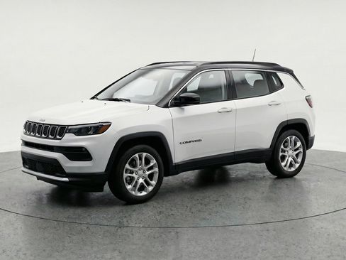 Used 2025 Jeep Compass Limited image 3