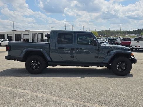 Used 2025 Jeep Gladiator Sport image 6
