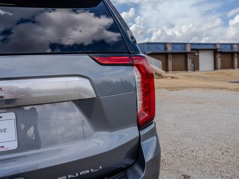 Used 2022 GMC Yukon XL Denali image 11