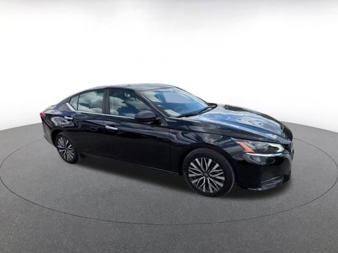 Used 2025 Nissan Altima 2.5 SV FWD image 2