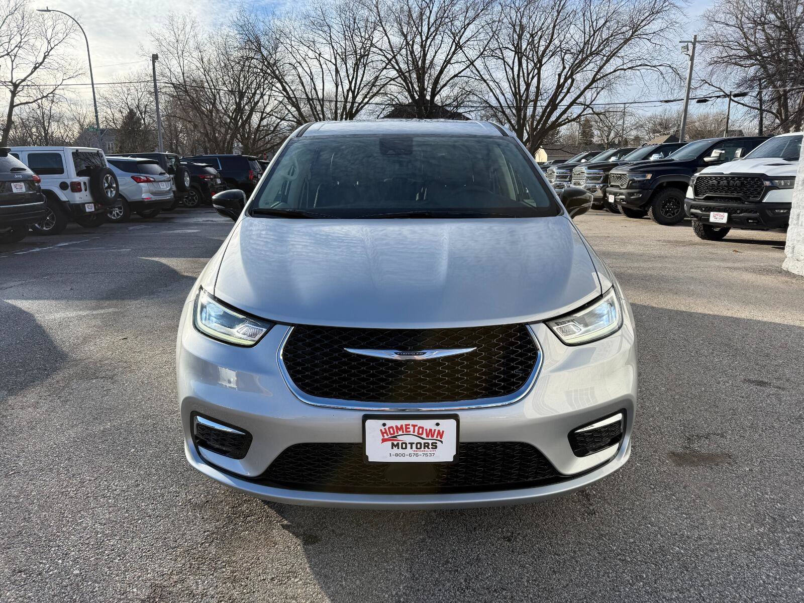 Used 2024 Chrysler Pacifica Touring-L FWD image 4