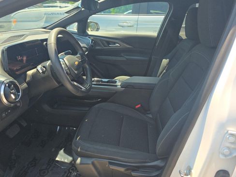 Used 2025 Chevrolet Equinox EV LT FWD image 3