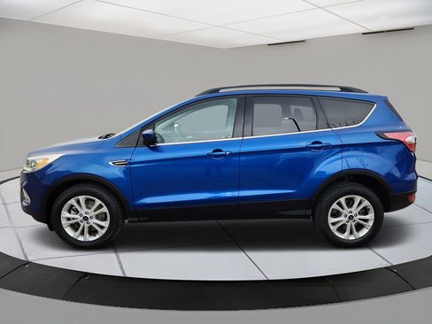 Used 2017 Ford Escape SE w/ Equipment Group 201A image 2