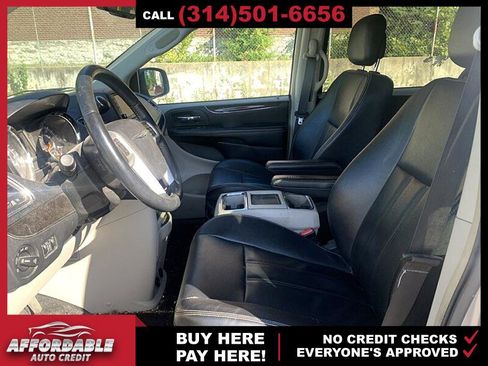 Used 2014 Chrysler Town & Country Touring image 10