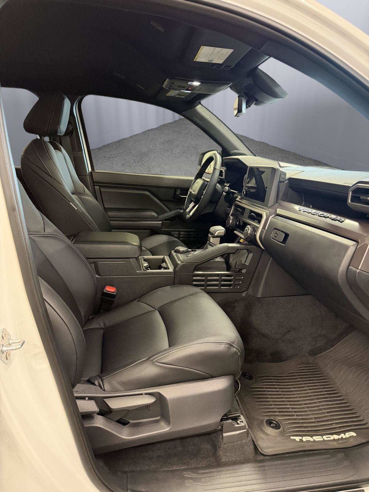 Used 2025 Toyota Tacoma SR5 AWD/4WD image 25