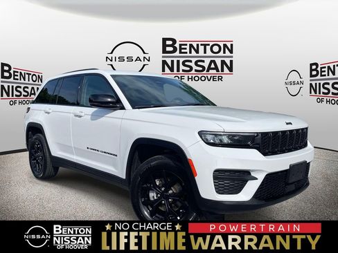 Used 2025 Jeep Grand Cherokee Altitude AWD/4WD image 1