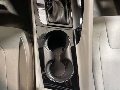 Used 2025 Hyundai Elantra SEL image 24