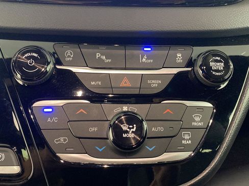 Used 2025 Chrysler Pacifica Select FWD image 11