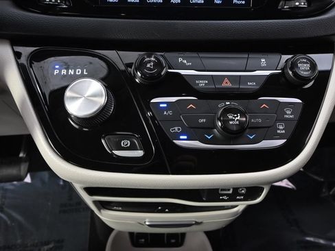 Used 2017 Chrysler Pacifica Touring-L Plus FWD image 32