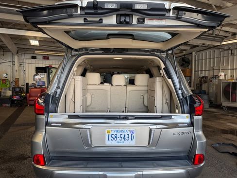 Used 2021 Lexus LX 570 4WD w/ Luxury Package image 19