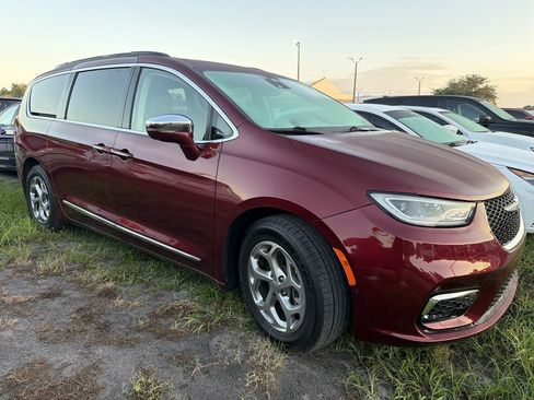 Used 2022 Chrysler Pacifica Limited FWD image 1