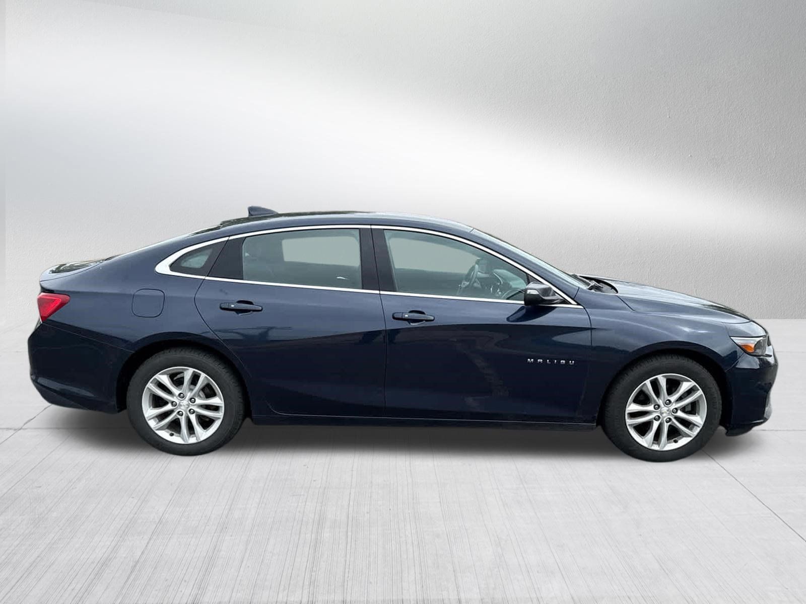 Used 2017 Chevrolet Malibu LT FWD image 10