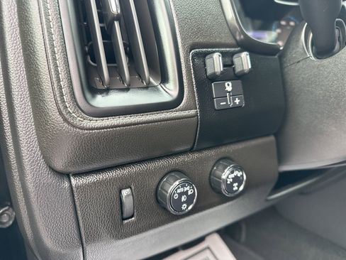 Used 2022 GMC Canyon Denali image 18