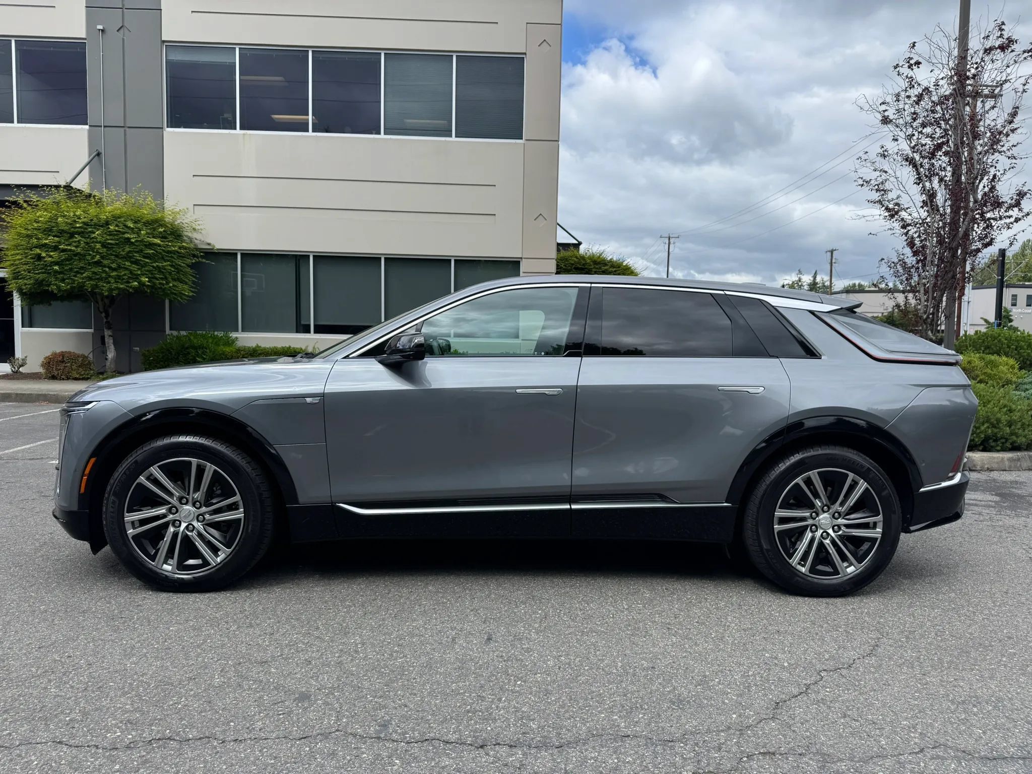 Used 2023 Cadillac Lyriq AWD image 6