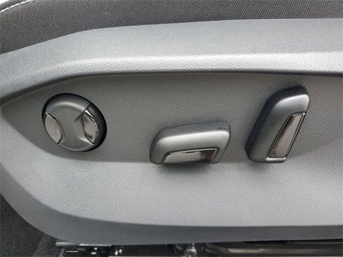 New 2025 Volkswagen Taos SE image 19