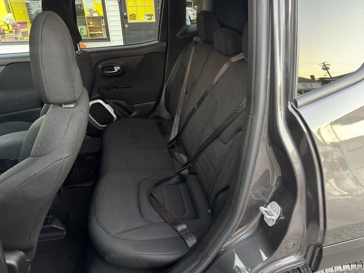 Used 2018 Jeep Renegade Latitude FWD image 28