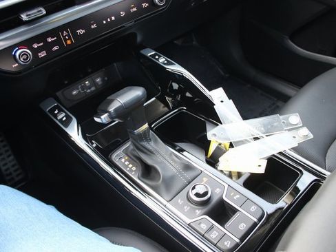 Used 2025 Kia Sorento SX image 13