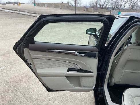 Used 2017 Ford Fusion Platinum image 28