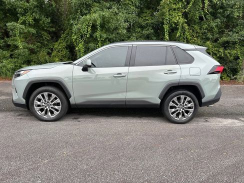 Used 2022 Toyota RAV4 XLE Premium image 2