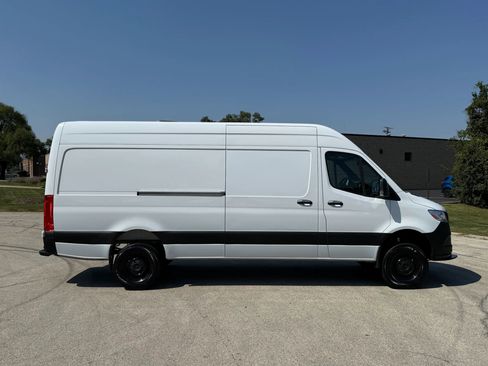 Used 2024 Mercedes-Benz Sprinter 2500 image 5