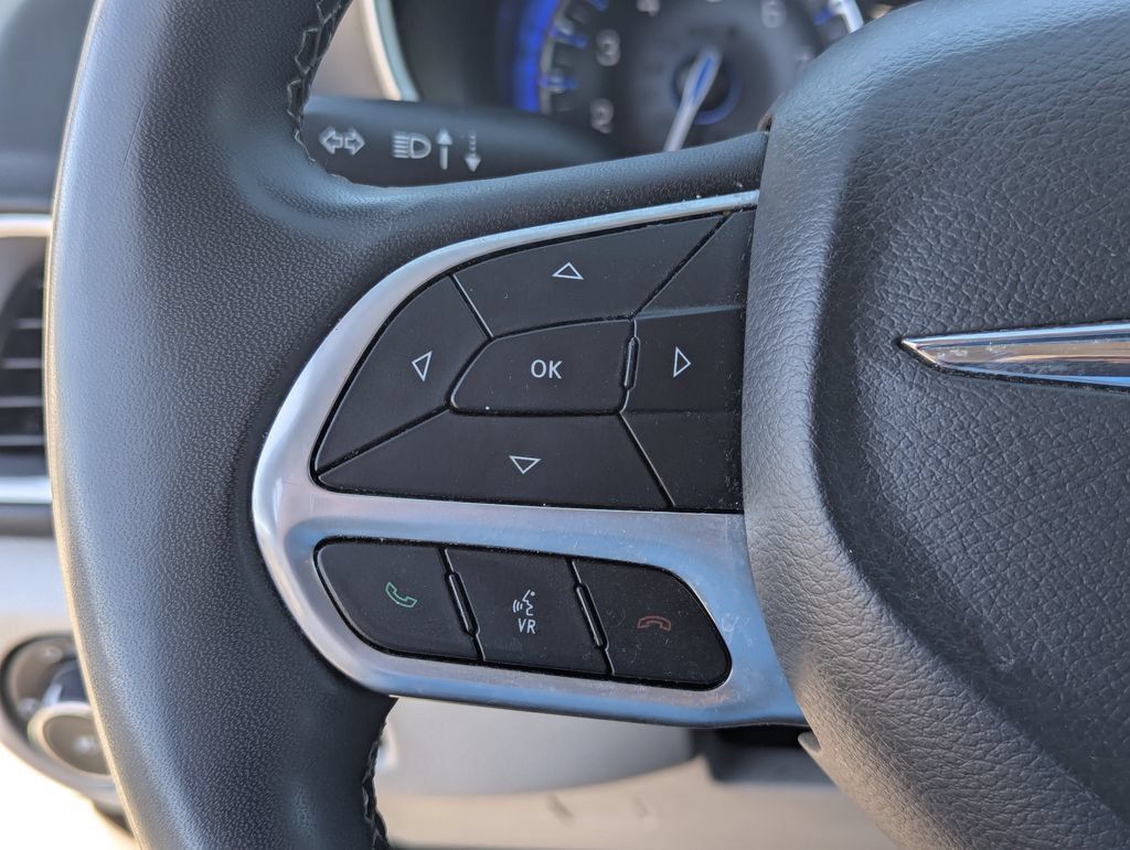 Used 2023 Chrysler Pacifica Touring-L FWD image 23