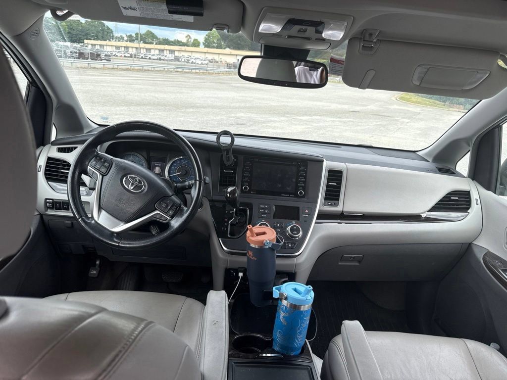 Used 2018 Toyota Sienna XLE Premium FWD image 17