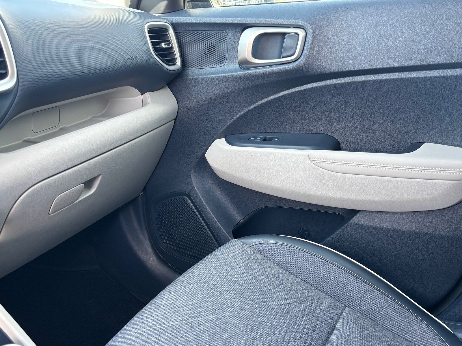 Used 2021 Hyundai Venue FWD image 19