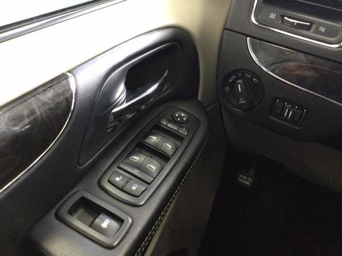 Used 2015 Chrysler Town & Country Touring w/ Driver Convenience Group image 14