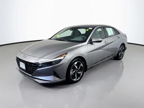 Used 2023 Hyundai Elantra SEL w/ Convenience Package FWD image 2