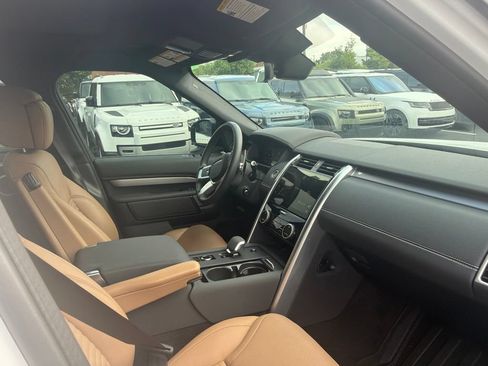 Used 2024 Land Rover Discovery Dynamic SE AWD/4WD image 12