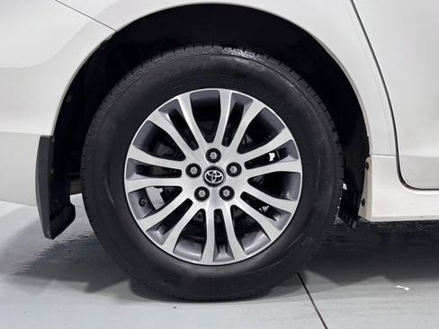 Used 2018 Toyota Sienna XLE Premium FWD image 33