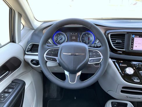 Used 2023 Chrysler Voyager LX FWD image 11