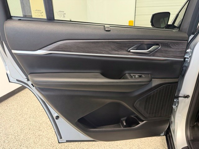 Used 2023 Jeep Grand Cherokee L Limited AWD/4WD image 29