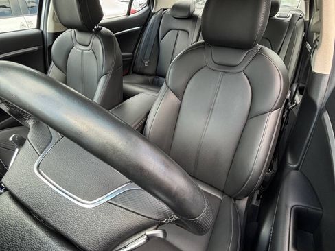 Used 2025 Genesis G70 2.5T RWD image 13