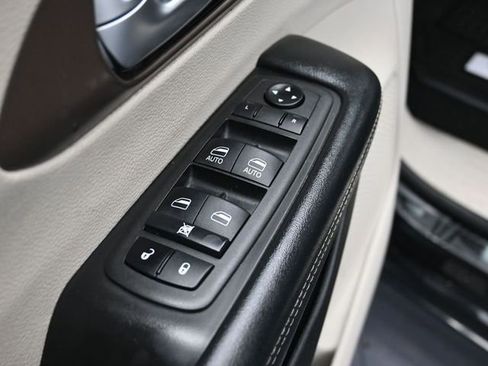 Used 2022 Chrysler Voyager LX image 13