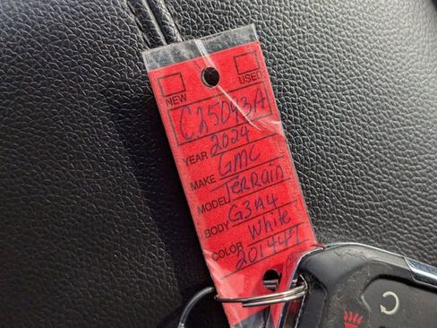 Used 2024 GMC Terrain SLE w/ Driver Convenience Package image 30