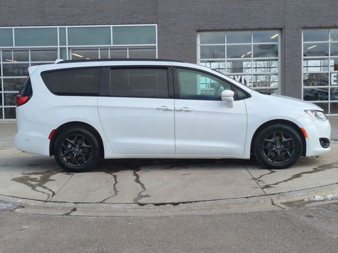 Used 2019 Chrysler Pacifica Limited w/ S Appearance Package image 9