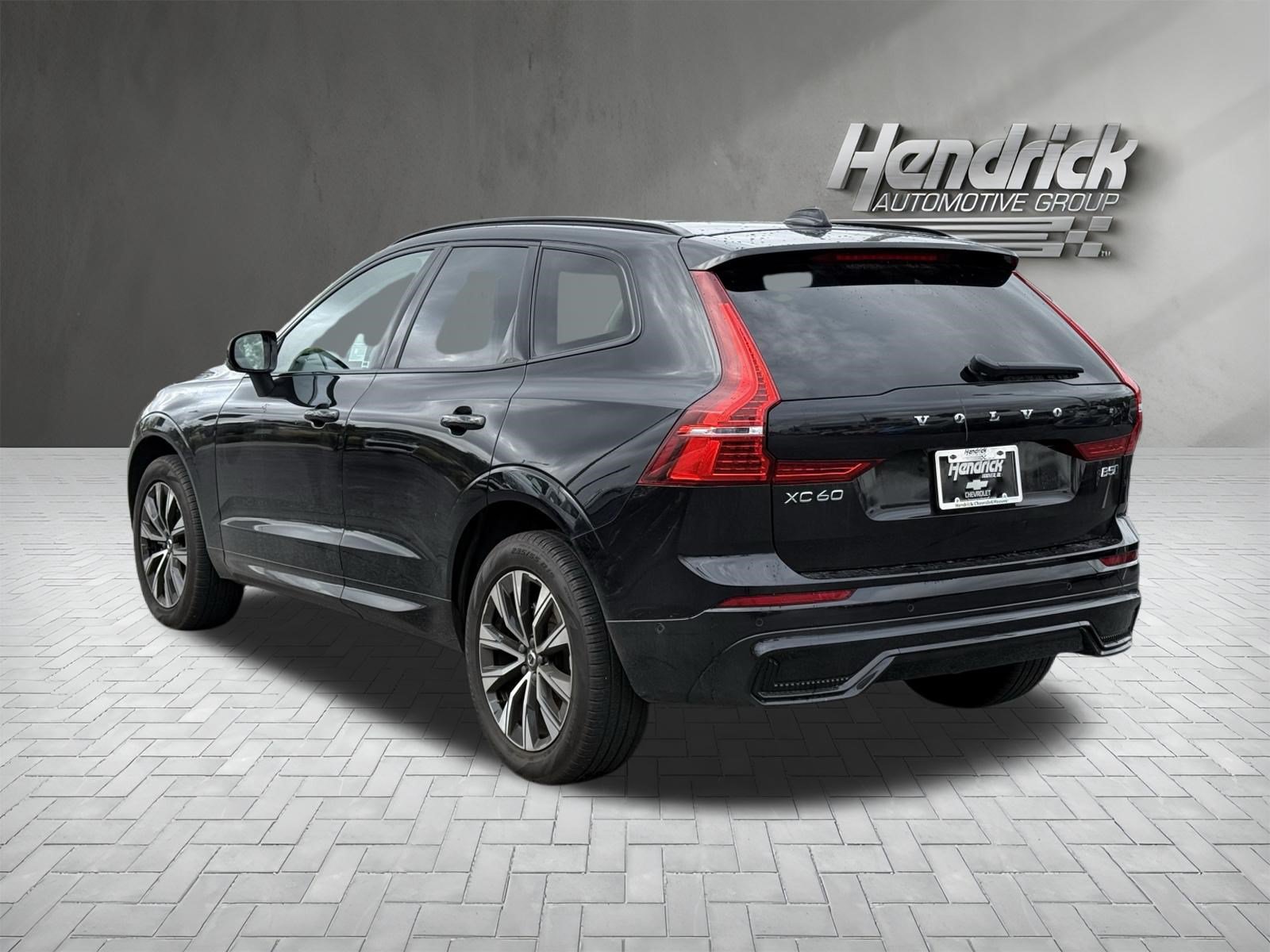 Used 2025 Volvo XC60 B5 Plus AWD/4WD image 9
