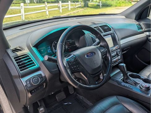 Used 2017 Ford Explorer XLT w/ Equipment Group 202A AWD/4WD image 20